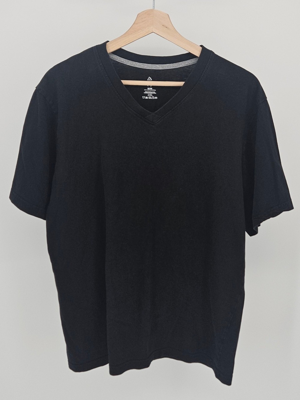5/$25 Black V-Neck T-Shirt Men's Medium  Short Sleeve Cotton Basic